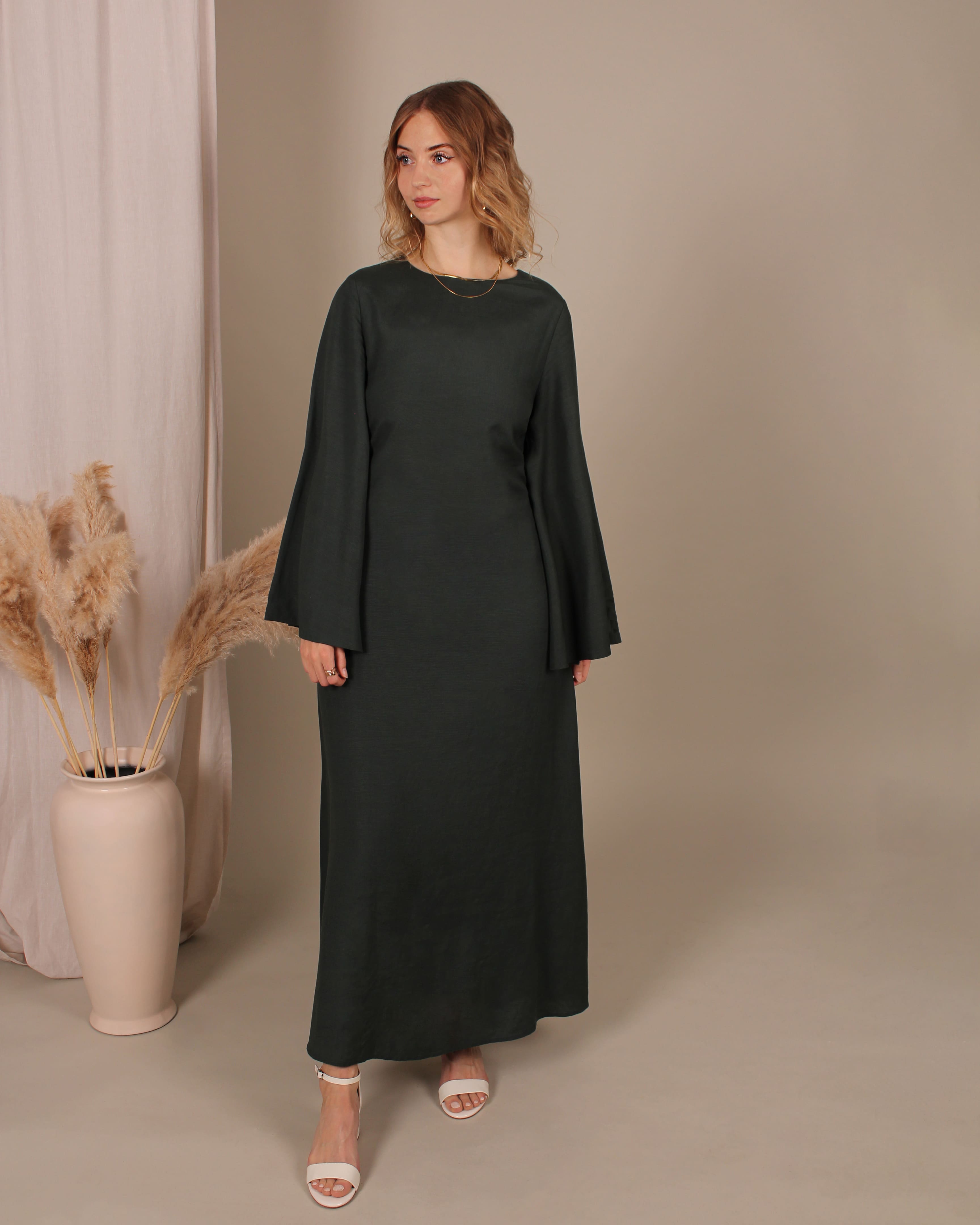 Frontansicht der Moss Abaya in Dunkelgrün – elegante und zurückhaltende Modest Fashion für muslimische Frauen