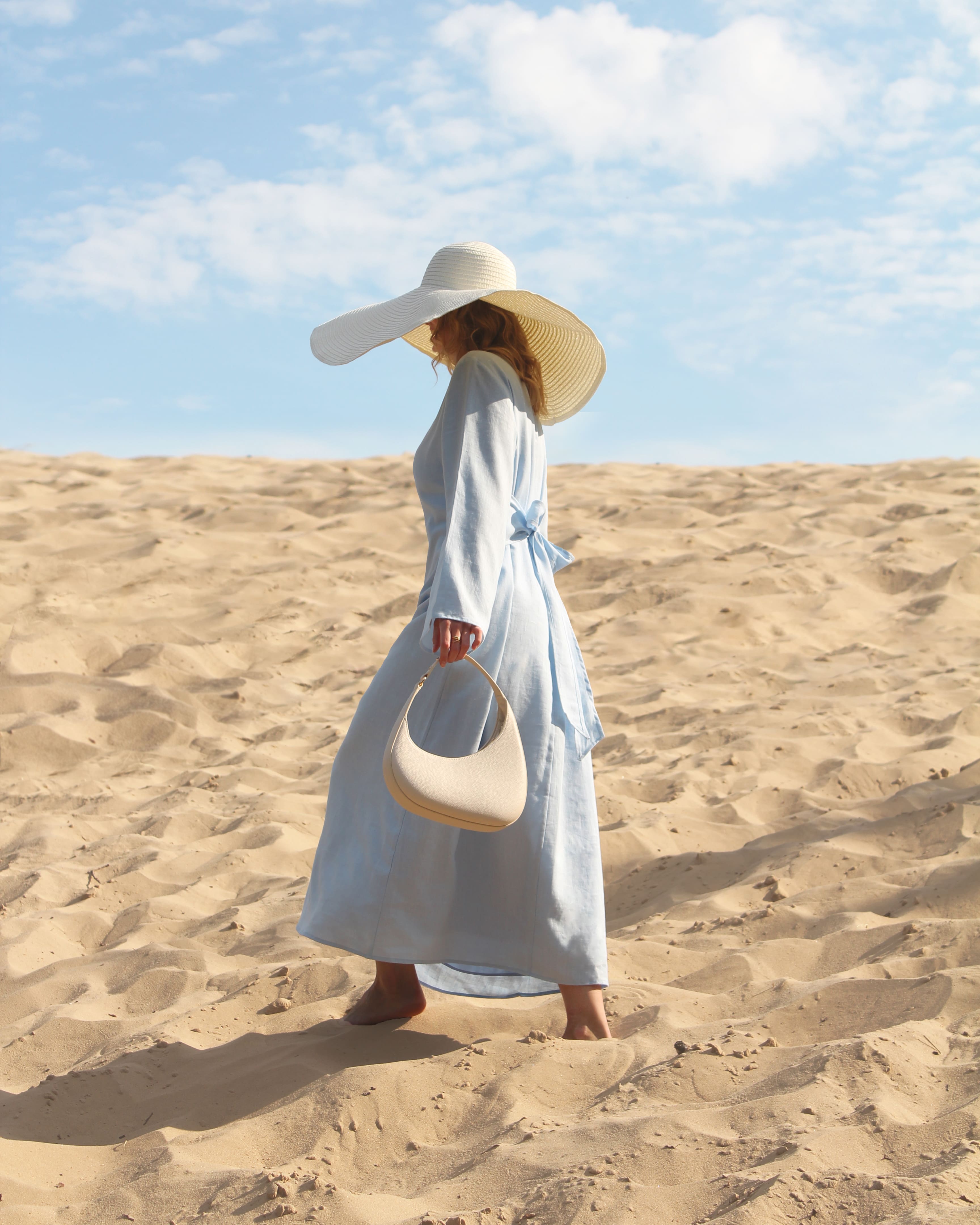 Hellblaue Ocean Abaya – stilvolle islamische Mode in luftiger Outdoor-Szenerie