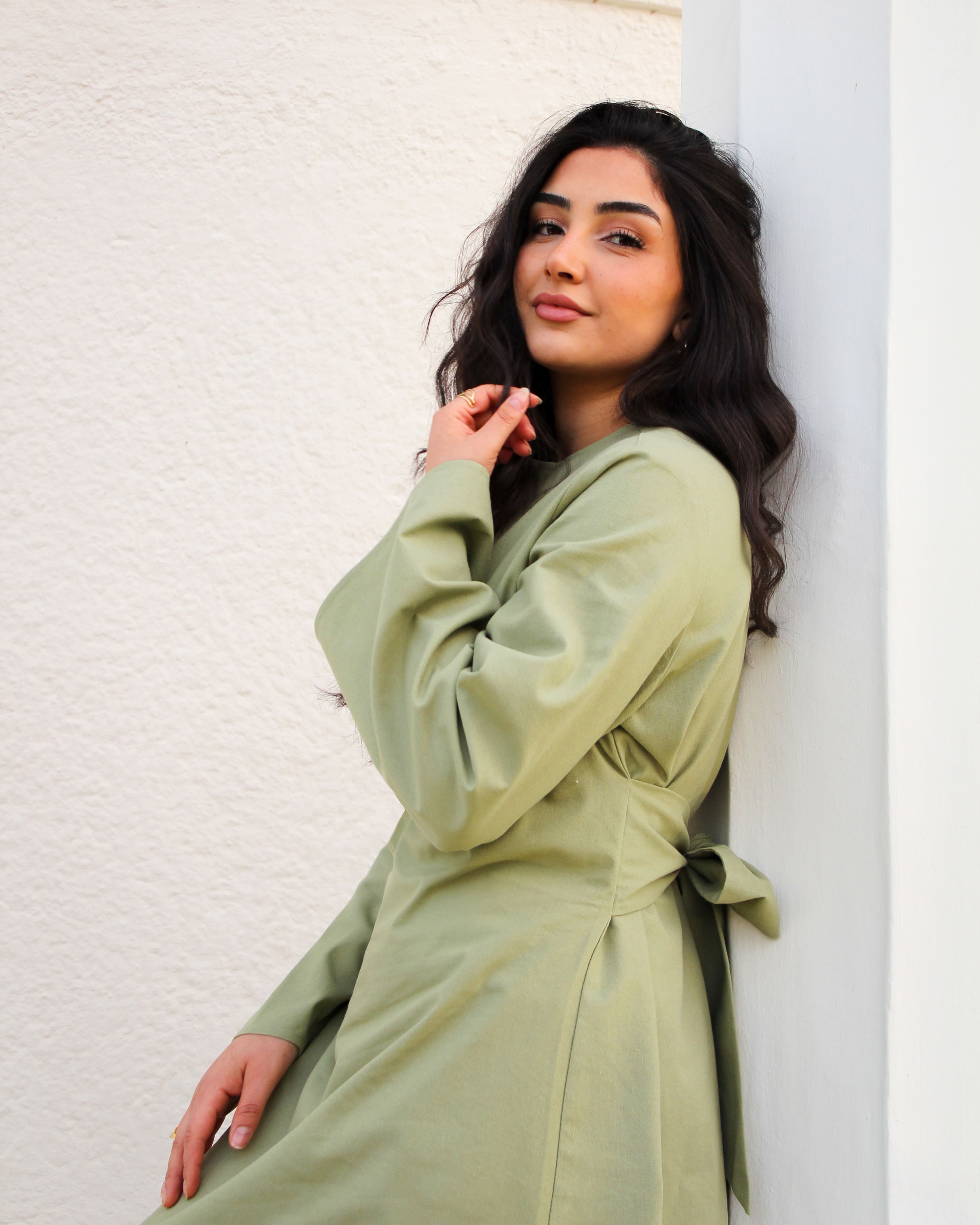 Studioaufnahme der hellgrünen Modest Fashion Abaya – elegant und dezent von Purpose & Faith