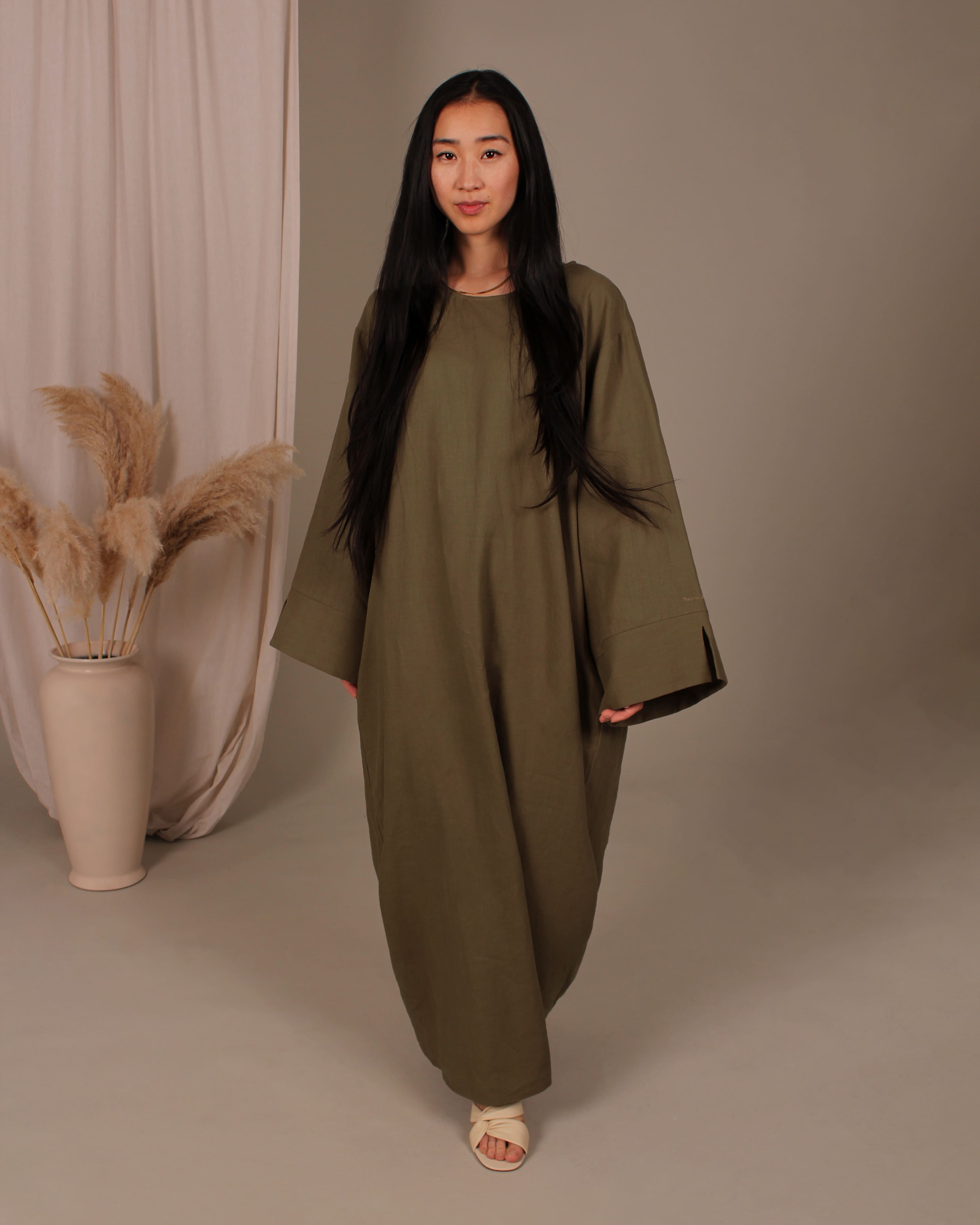 Olivefarbene Abaya von Purpose & Faith – Studioaufnahme mit klarer Frontansicht in elegantem Modest Fashion Stil