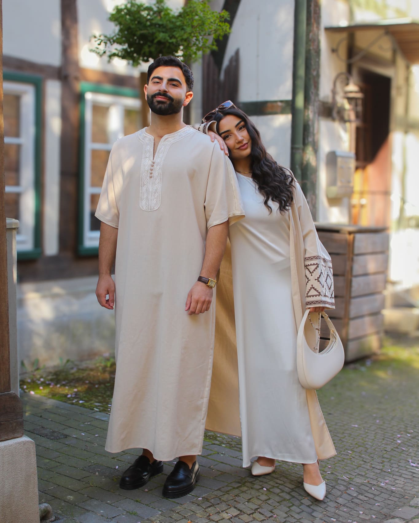 Modest Fashion Paar posiert gemeinsam – islamische Partnerlooks mit Stil und Haltung