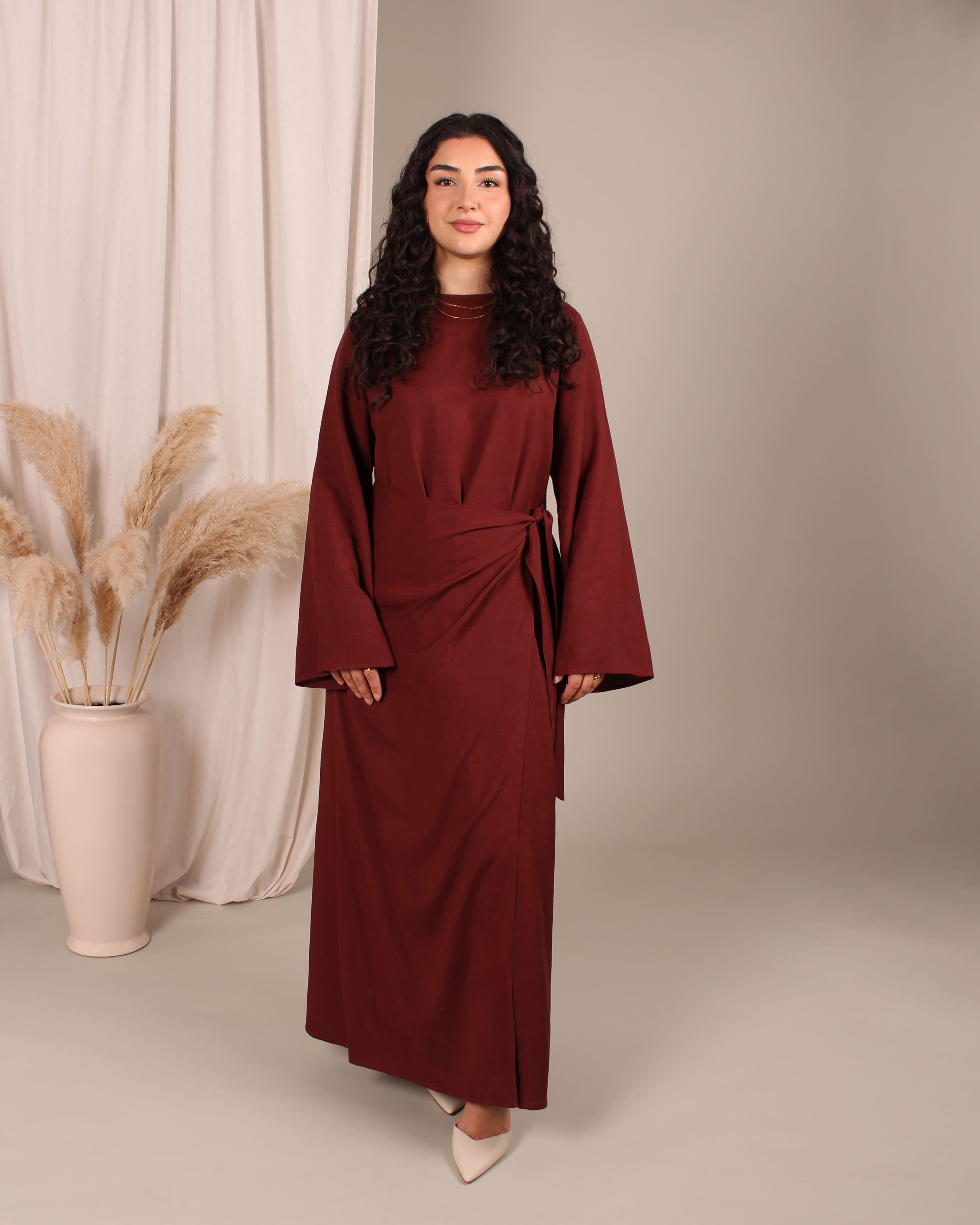 Frontalansicht des dunkelroten Ember Kleids – elegante islamische Kleidung für moderne Frauen