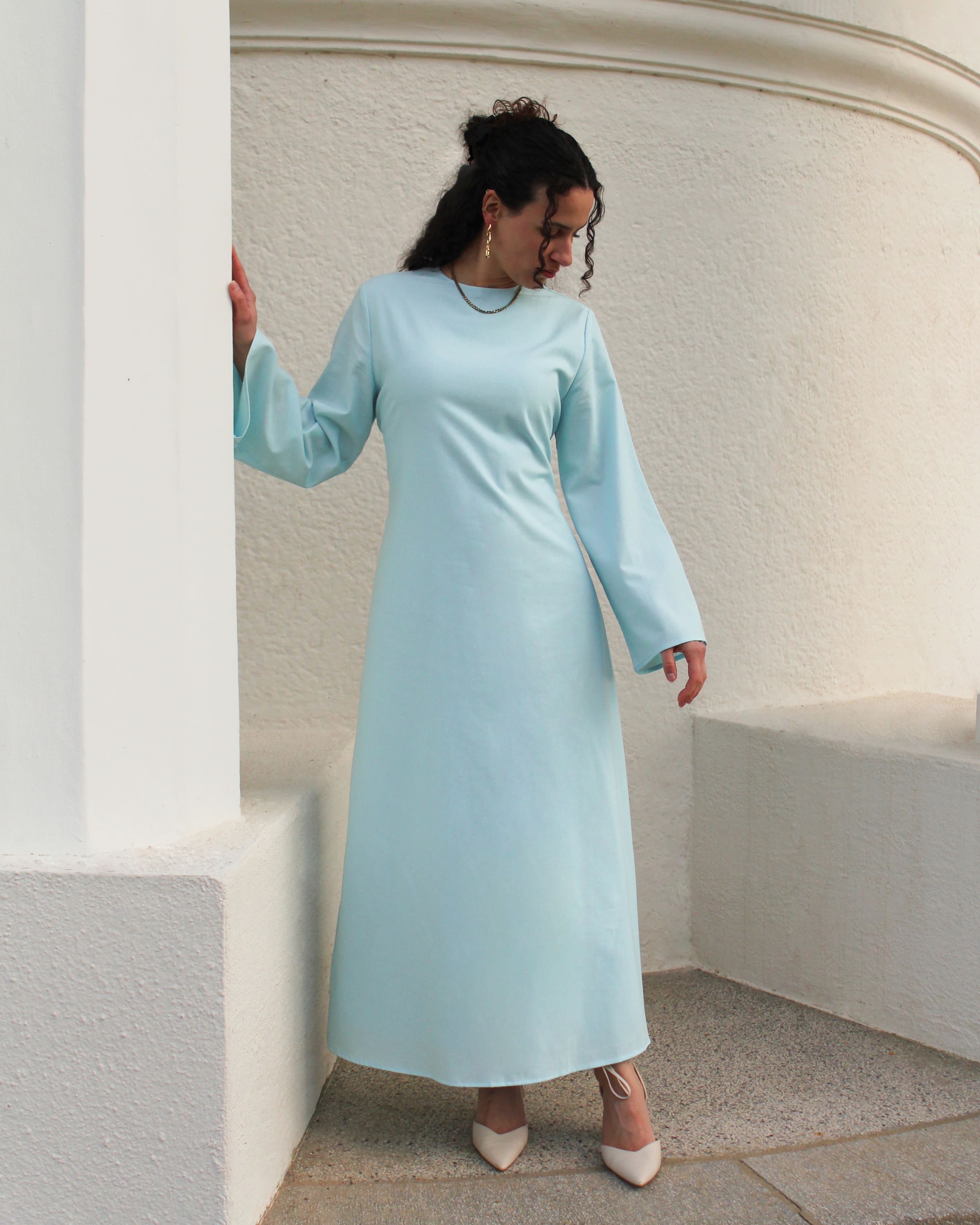 Ganzkörperaufnahme im Dream Kleid – hellblaue islamische Mode mit fließendem Schnitt