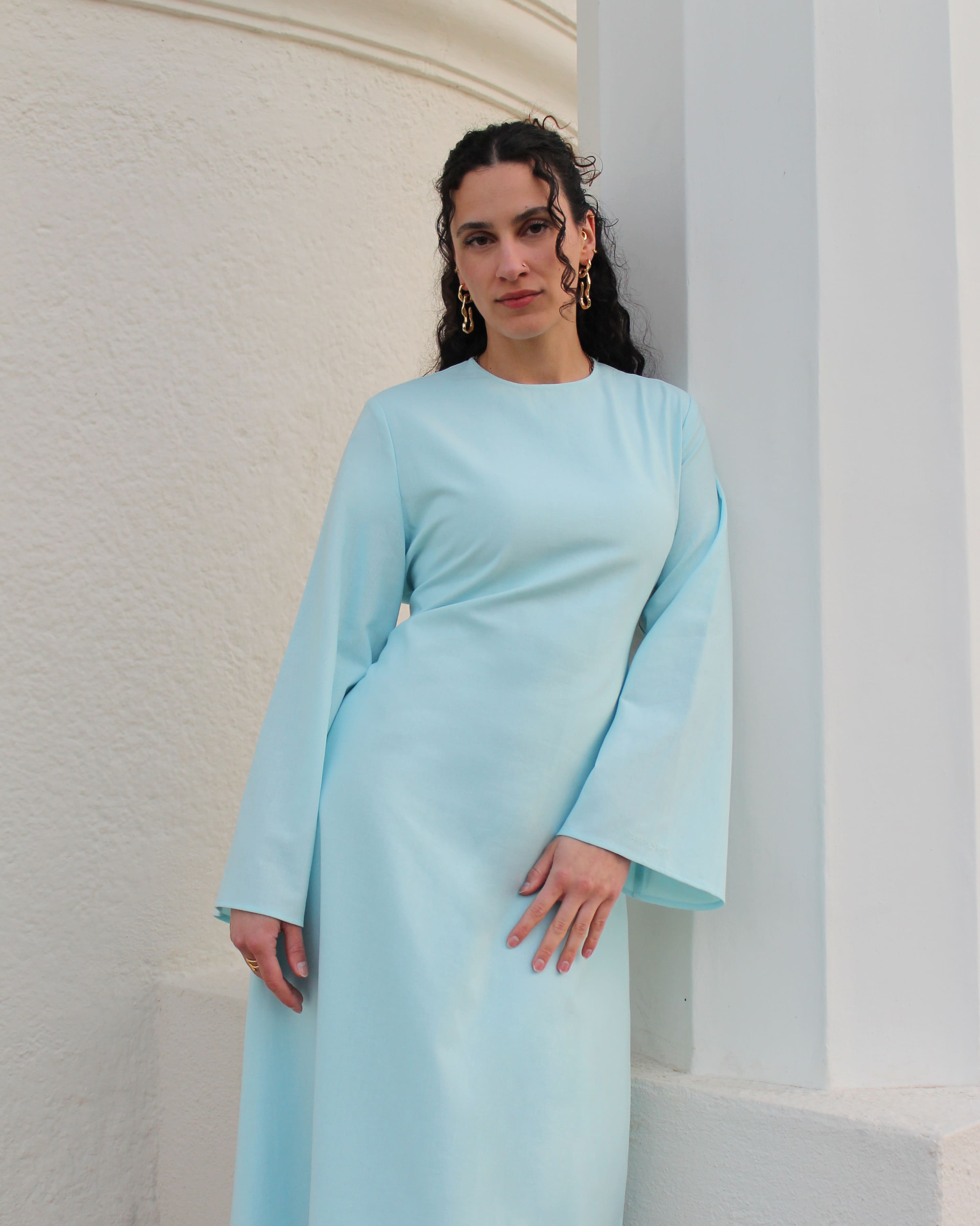 Porträtaufnahme im Dream Kleid – moderne, zurückhaltende Modest Fashion von Purpose & Faith
