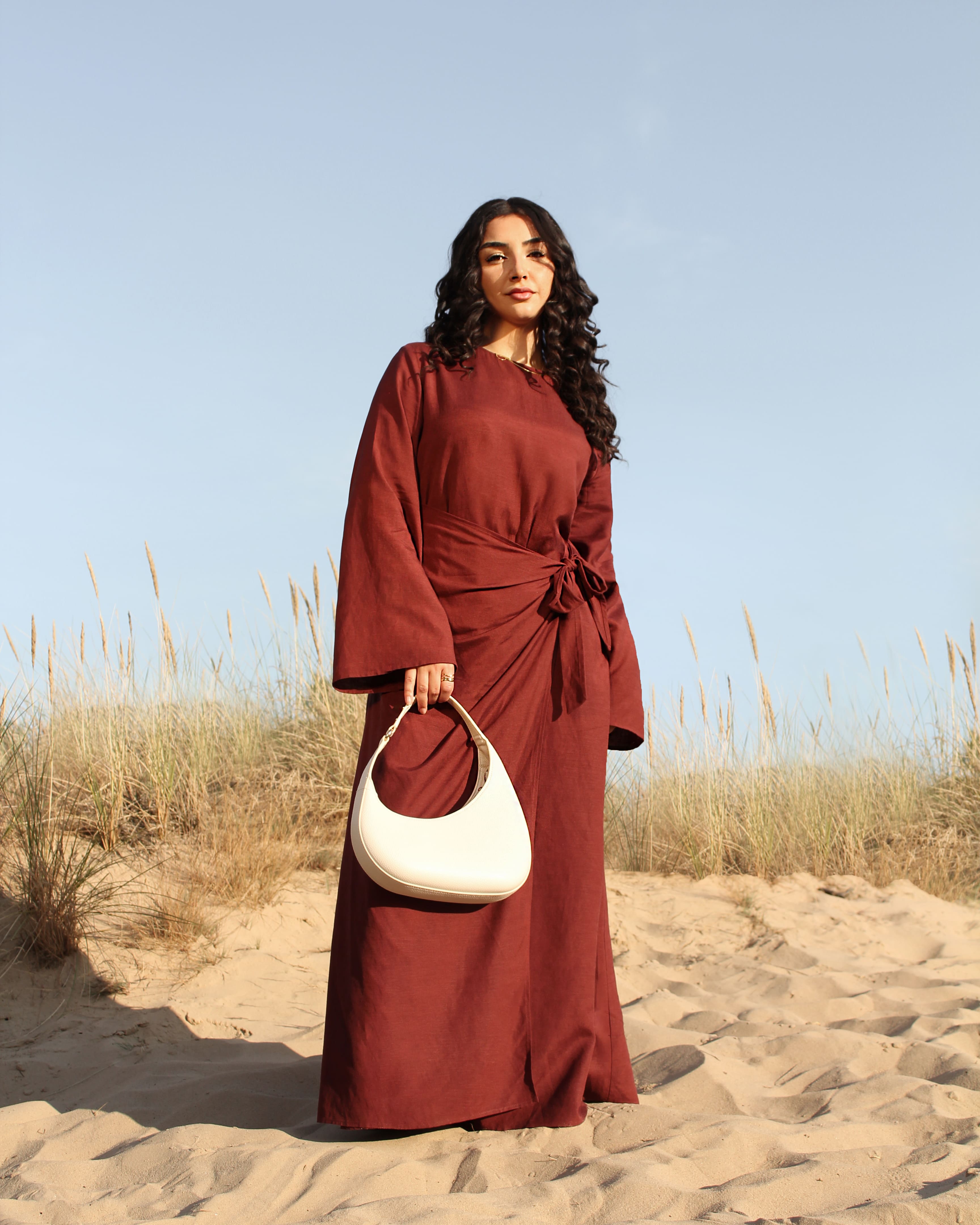 Ember Kleid in kräftigem Rot – moderne Modest Fashion auf hellem Sandhintergrund