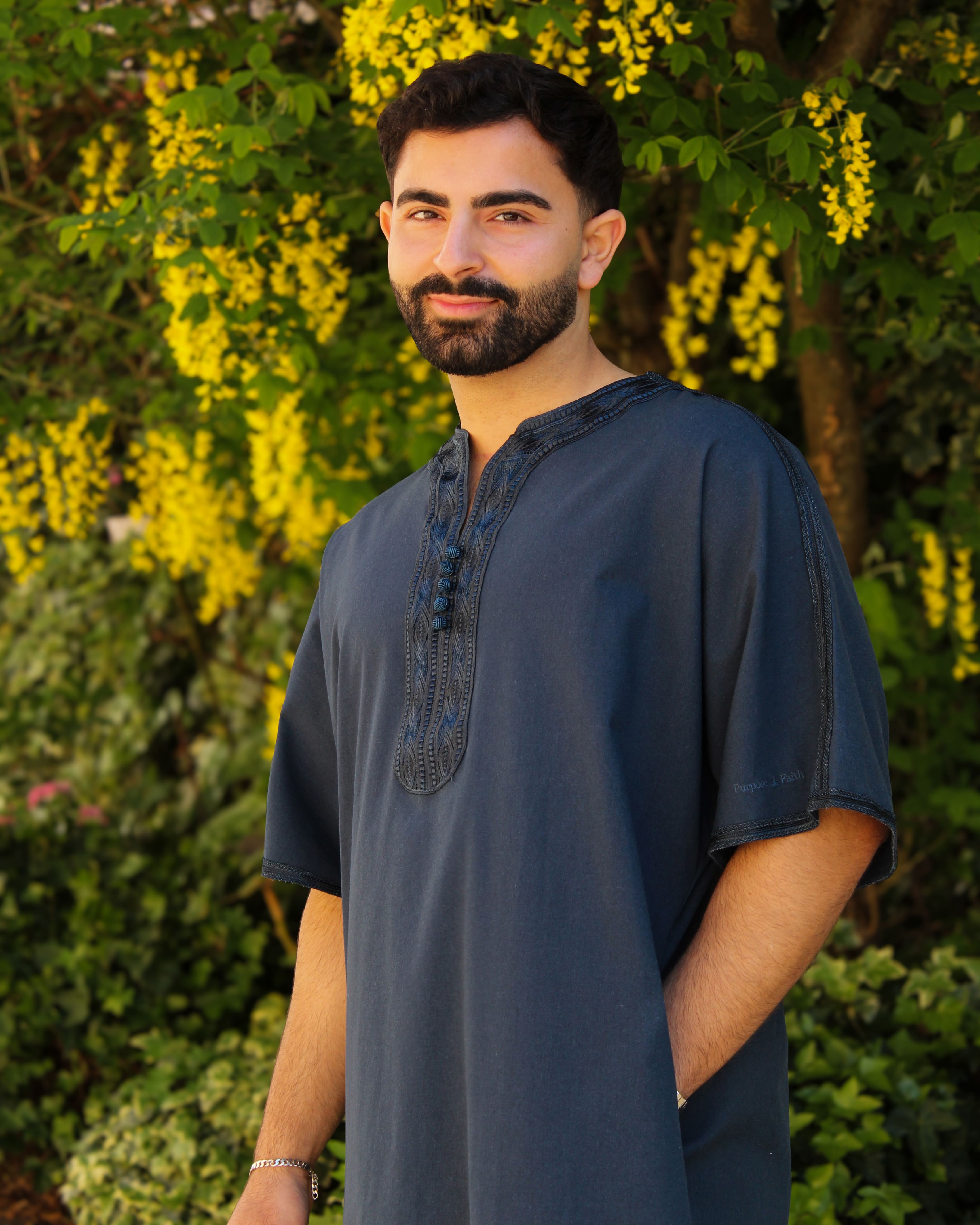 Porträtaufnahme im Midnight Thobe – stilvoller Look für muslimische Männer