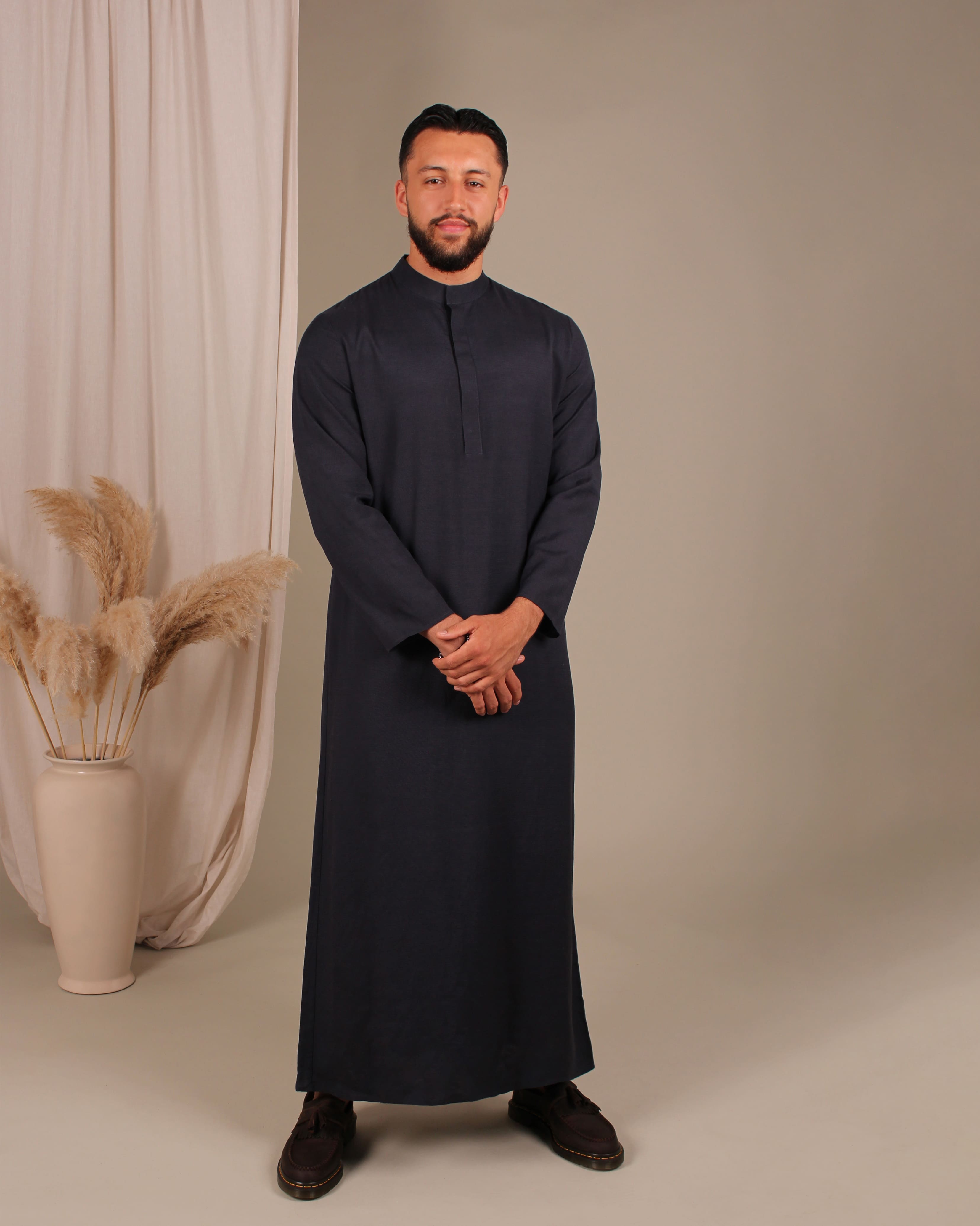Frontansicht des Ocean Thobes in Dunkelblau – klassische islamische Kleidung für Männer mit modernem Schnitt