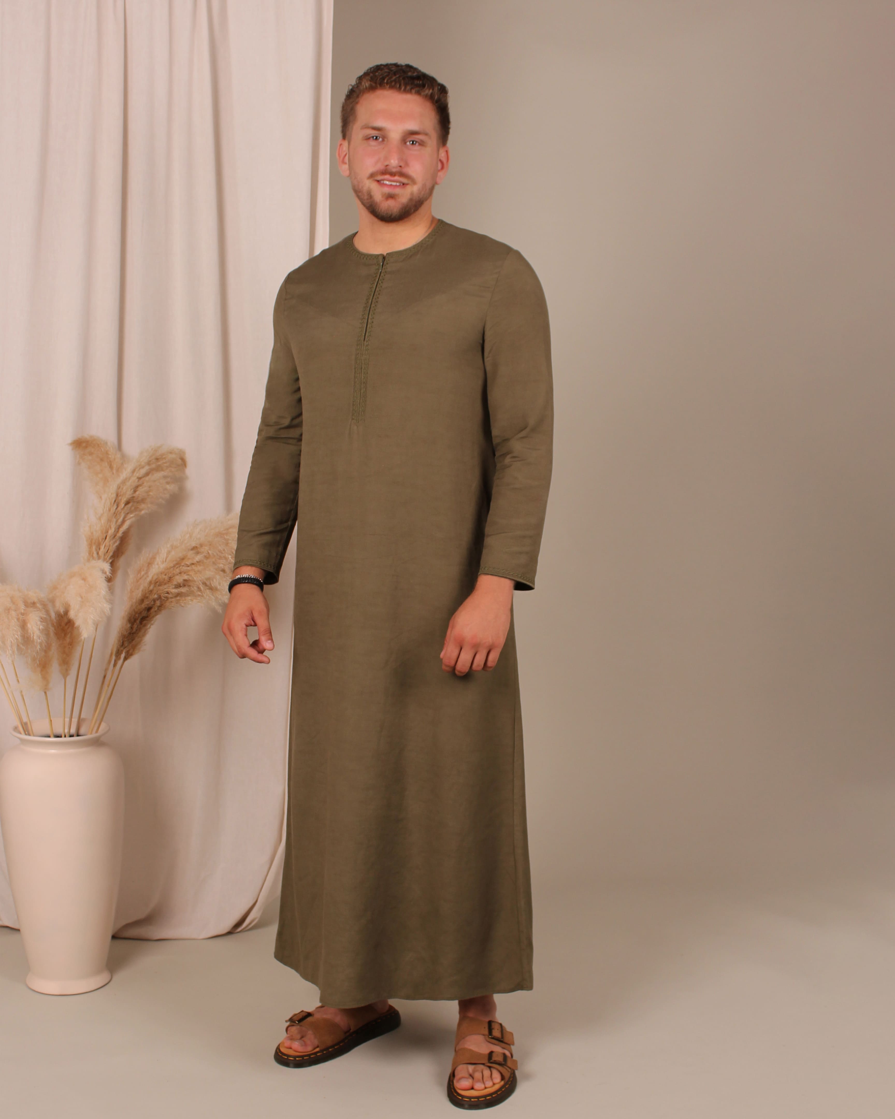 Frontansicht des Cedar Thobes – schlichte, elegante islamische Kleidung für Männer in Olivgrün